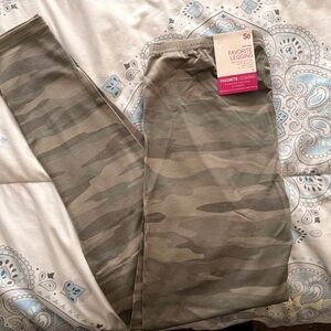 NWT SO Juniors Camo Leggings
